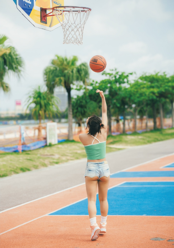 〈DMM限定〉【DMM専用特典カット・動画付き】すみぽん（高倉菫）1st写真集『offcourt』  エロ画像1